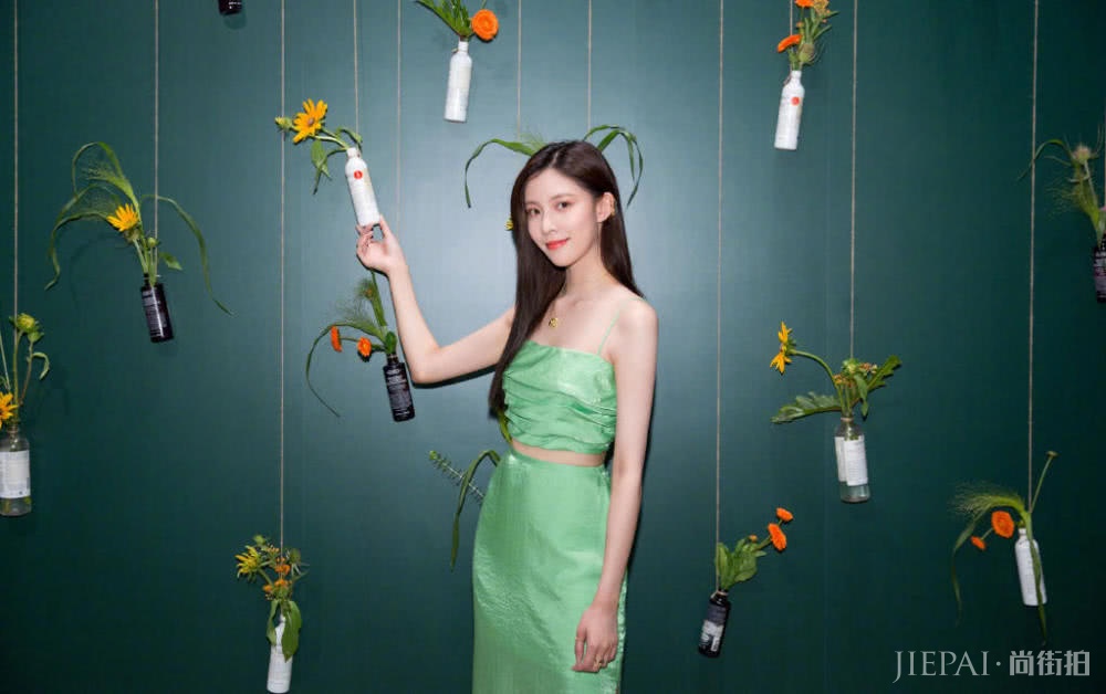 宋妍霏绿色吊带套装裙配高跟鞋,显高还秀A4腰