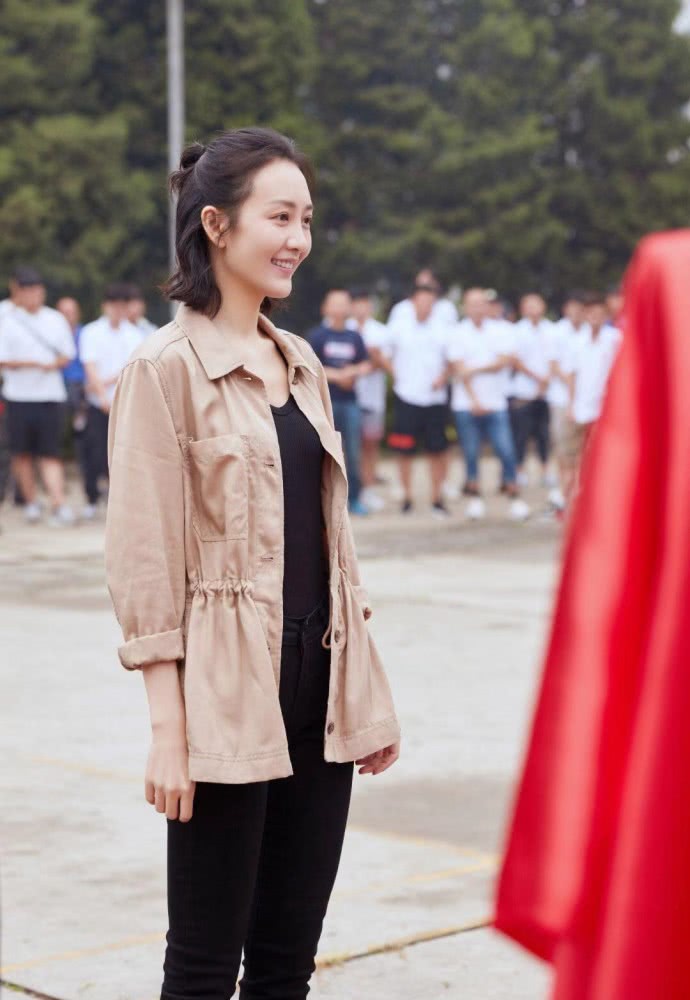 王鸥剪齐肩短发知性优雅,扎半丸子头更气质减龄