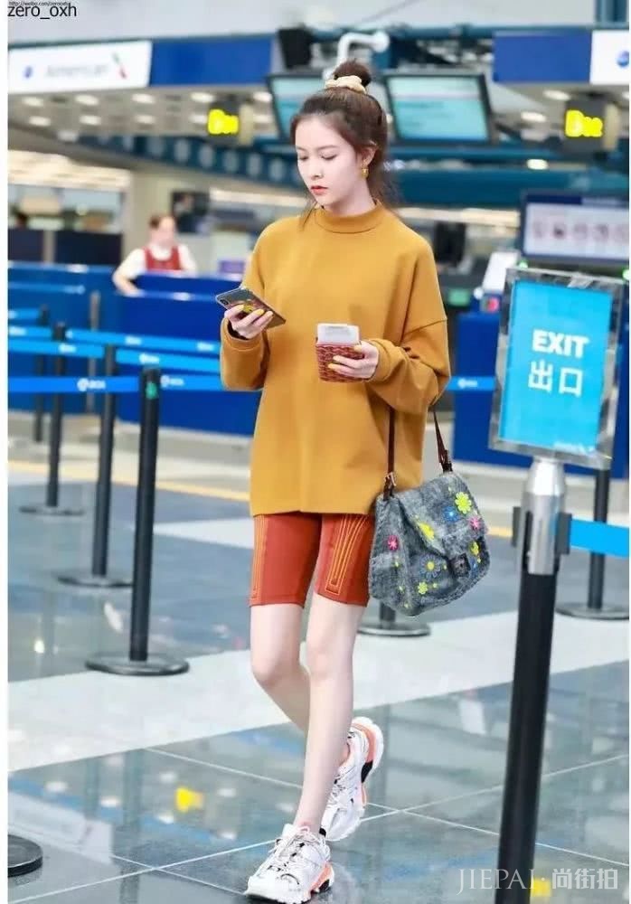 只会学泫雅穿搭?看宋妍霏穿衣打扮经了解一下