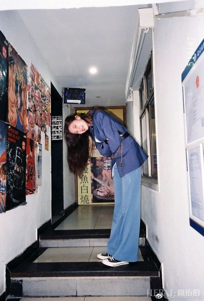 只会学泫雅穿搭?看宋妍霏穿衣打扮经了解一下