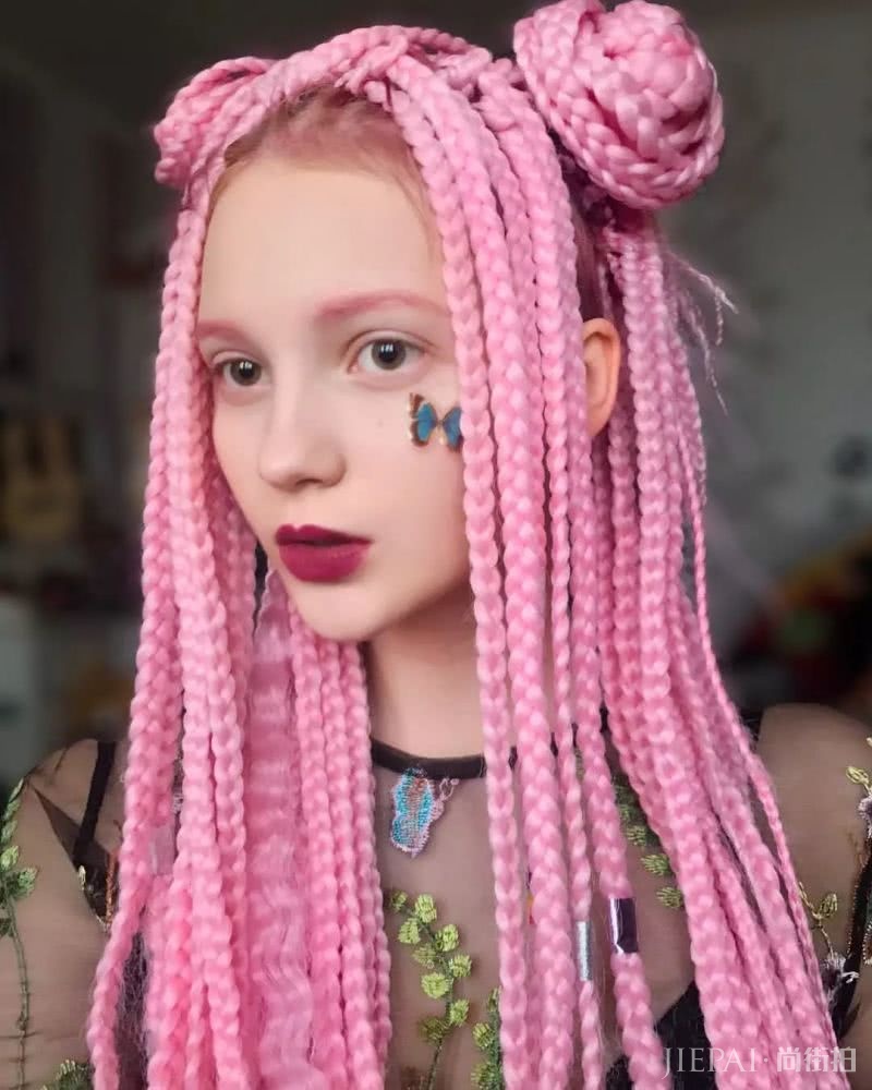 长着一张精灵脸的俄罗斯少女,都拜倒在她的彩虹眼影和神仙发色