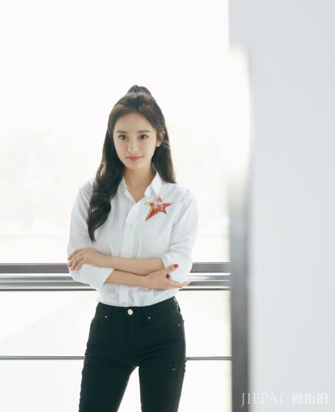 杨幂白衬衫漫画腿勾勒出S型好身材，饱满发际线重回颜值巅峰