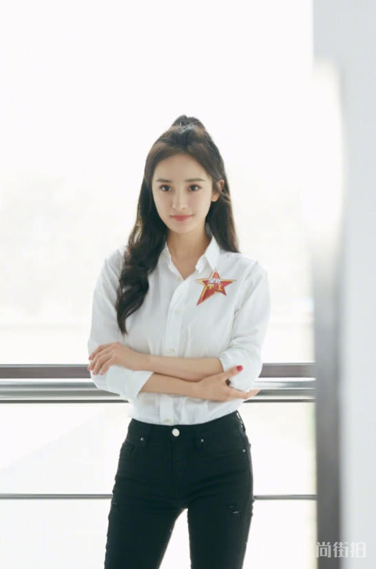 杨幂首次挑战七分裤却被“蝴蝶臀”抢镜?太厉害了