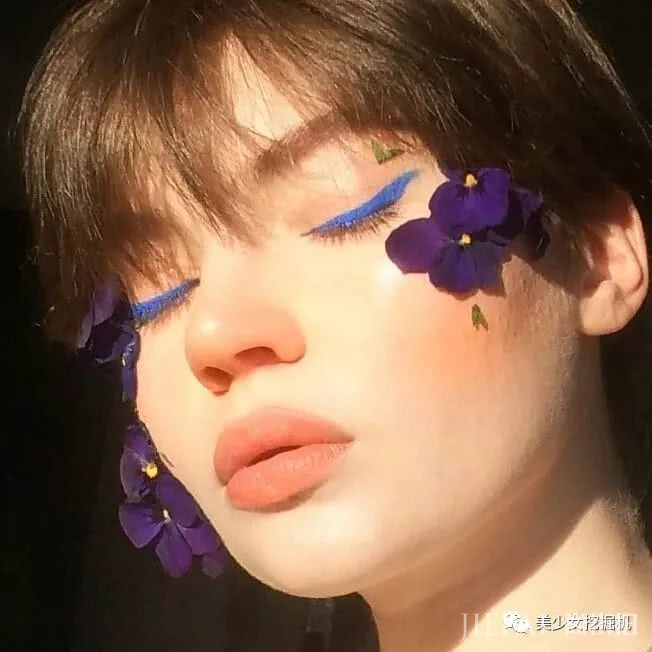 长着一张精灵脸的俄罗斯少女,都拜倒在她的彩虹眼影和神仙发色