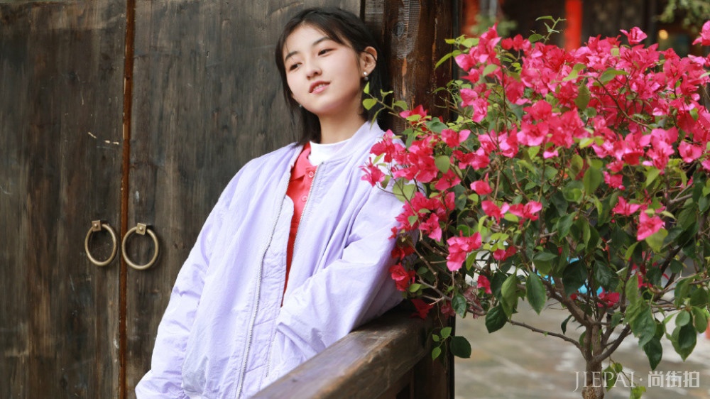 《向往的生活》栏目中张子枫男友风衬衫搭卷边裤,休闲帅气