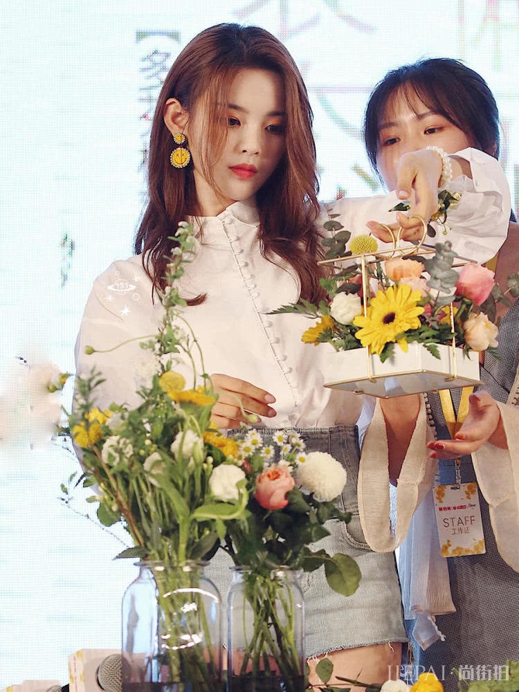 金泫雅晒自拍耳环太亮眼，小野马这回少女心了