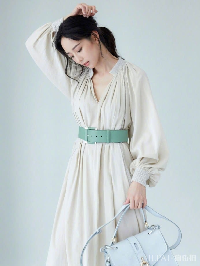 丝带鞋已经不能满足张钧甯了,只有“菠萝鞋”才够个性