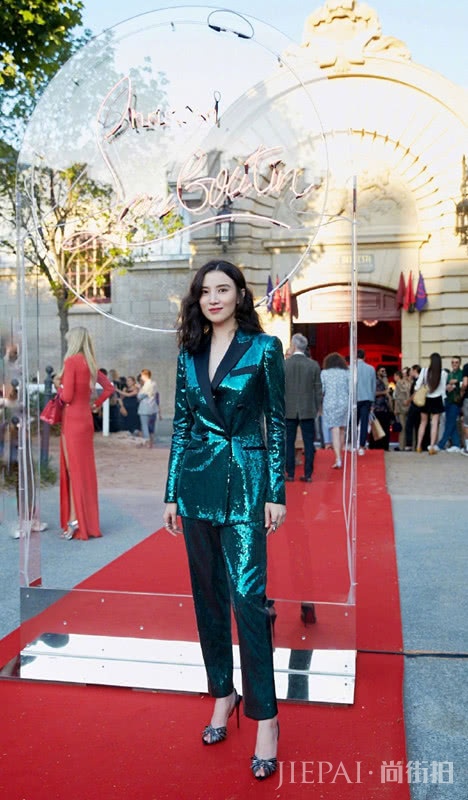 宋佳巴黎再出新造型,身穿蓝绿色亮片套装,气质依然很好