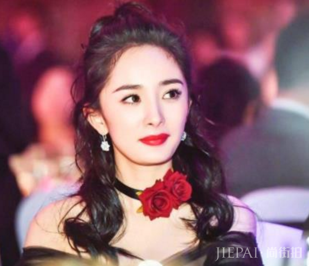 杨幂被门夹到手,下意识喊出他的名字,粉丝:暴露了真感情!