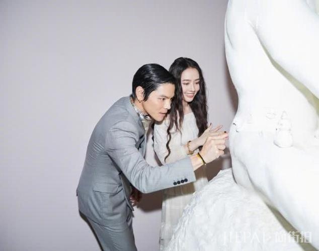 郭碧婷罕见主动秀恩爱,晒与向佐参加活动照,两人亲密合拍超恩爱