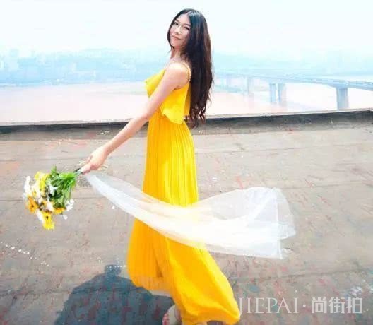 女人夏天穿这3种颜色的裙子,更显肤白貌美