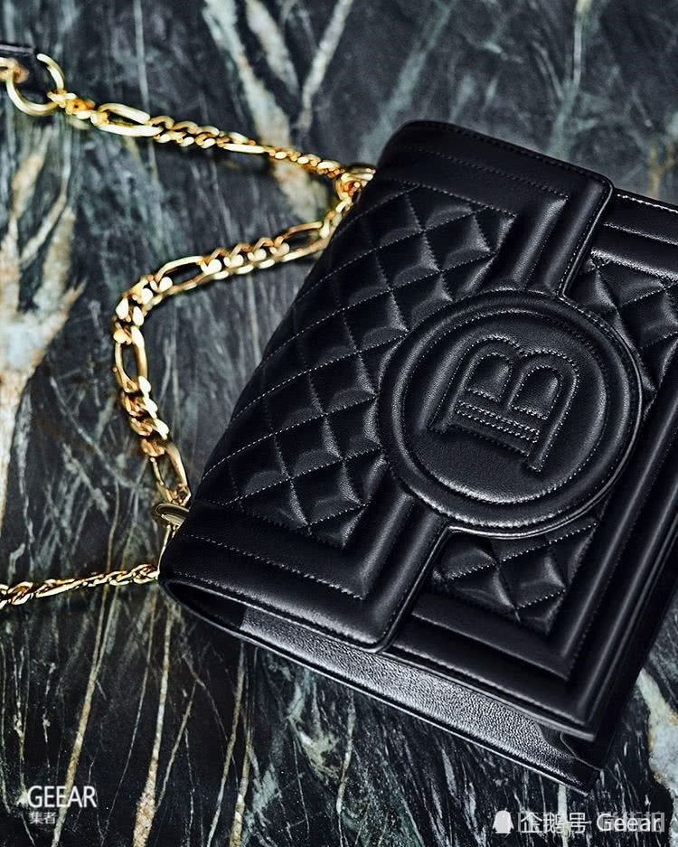 它会是今季最潮流的手袋？让这些时尚博主穿搭替你示范