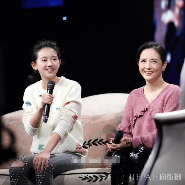 陶慧敏与20岁女儿同框,穿亲子装宛若姐妹,温婉清秀比母亲还美