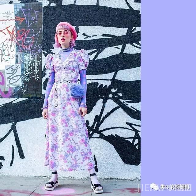 长着一张精灵脸的俄罗斯少女,都拜倒在她的彩虹眼影和神仙发色