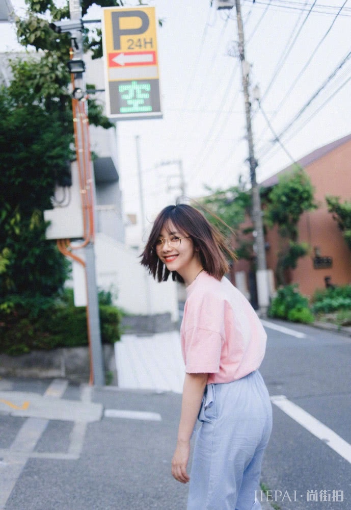 谭松韵张子枫居然像同龄人?背带裤搭配双马尾秒变少女