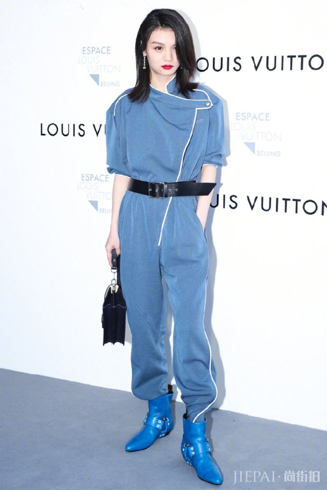 热巴粗呢连衣裙显成熟，张子枫印花装太青春