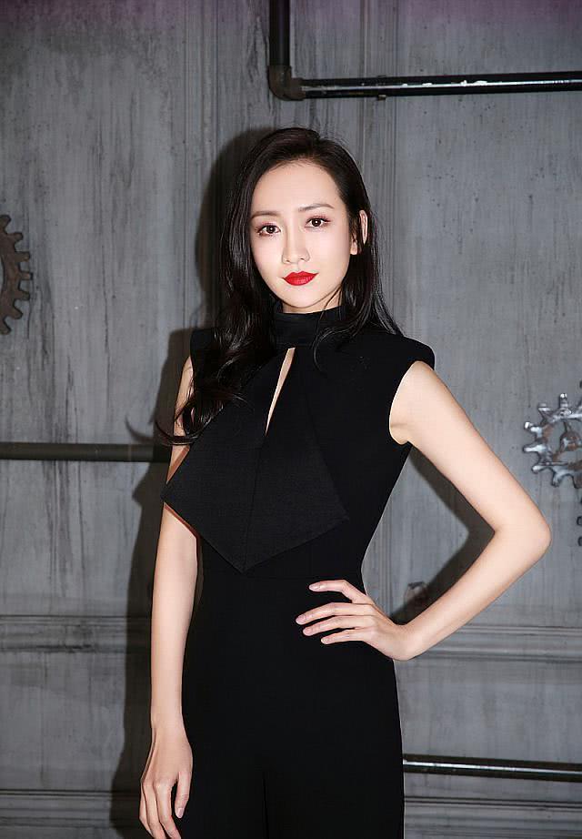 王鸥剪齐肩短发知性优雅,扎半丸子头更气质减龄