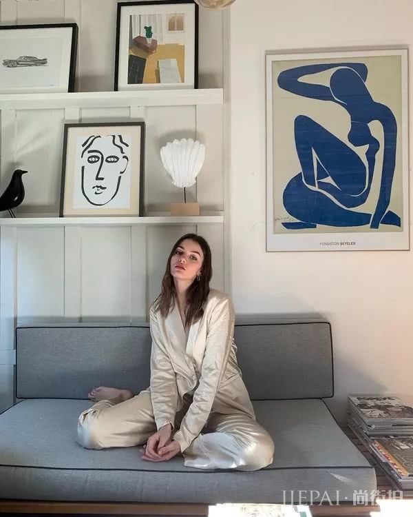 没其他原因，这位法国时尚博主穿衣好看全是因为“颜美人瘦”四个字