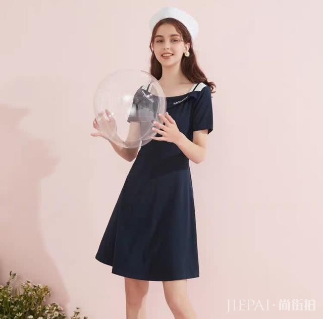 向经典致敬,海军领连衣裙让你风采迷人