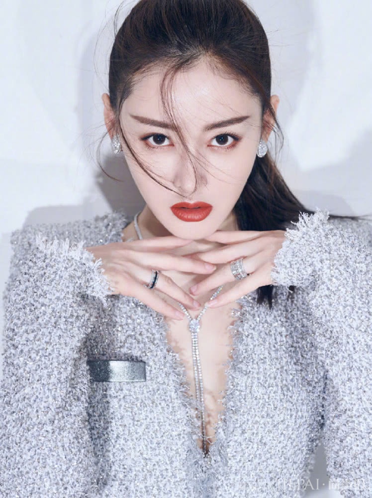 张天爱最新造型,银色V领裙惊艳全场