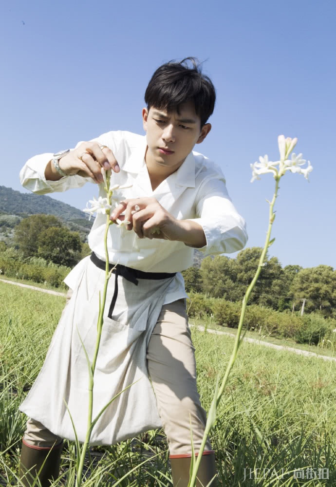 李现变白衣少年，毛衣撞上风衣，“韩商言”居然也这么温柔？