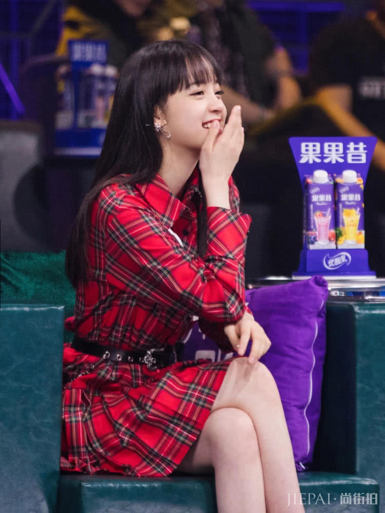 欧阳娜娜换新发型，身穿一套红色衬衫裙又酷又甜