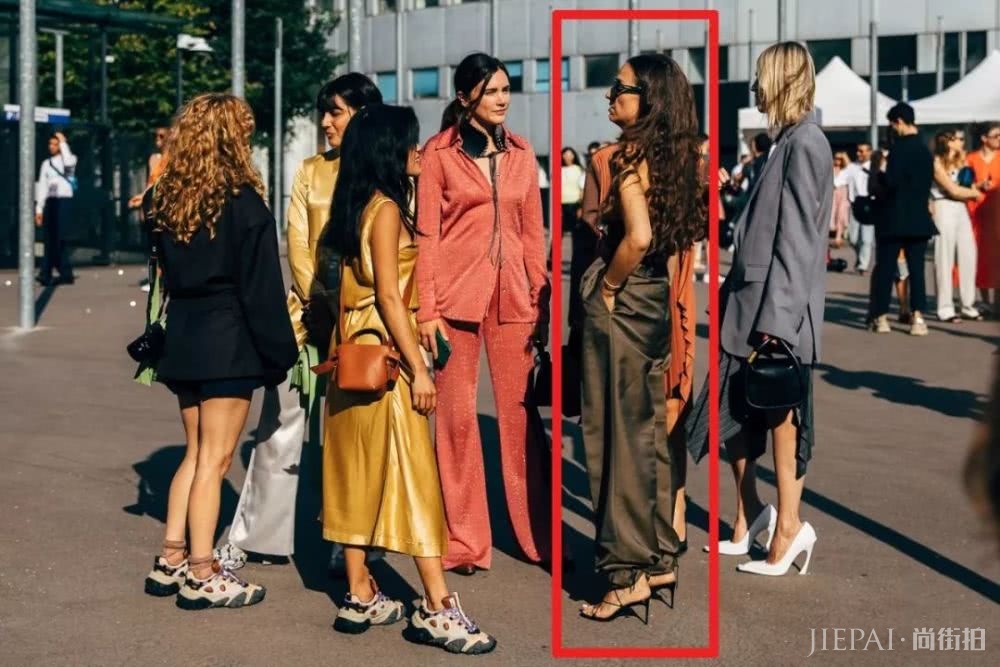 欧美街拍 阔腿裤穿不好罪魁祸首可能因为这五双鞋