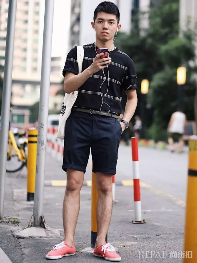 把Tee扎裤子里，不仅是显腿长