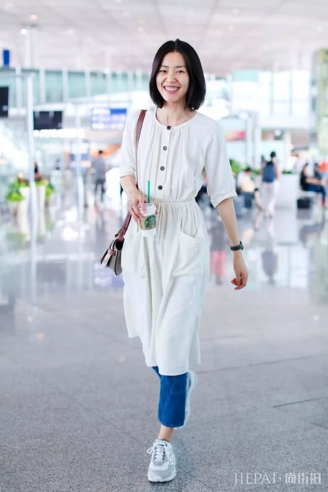 一条连衣裙解锁夏日N种时髦搭配