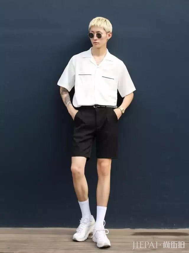 把Tee扎裤子里，不仅是显腿长