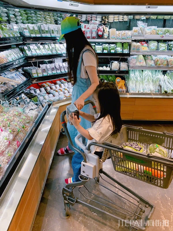 伊能静带孩子出游,穿背带裤搭粉色袜子,50岁了还像少女