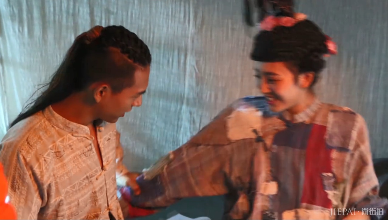 李现王紫璇恋情曝光？两人健身逛展细节被扒，共用情侣卡通人物