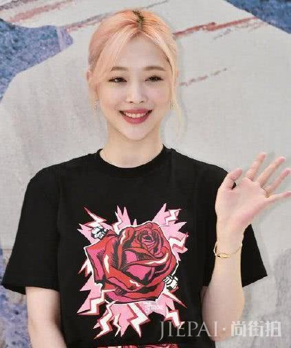 崔雪莉出席时尚活动,全身Prada价值上万却被吐槽土