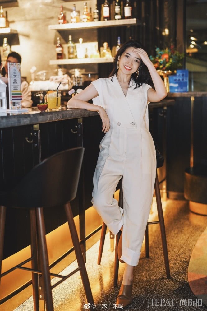 可爱小女生搭衣打扮法则,浅蓝色衬衫+白色西裤干练又时尚