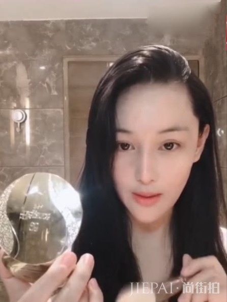 张馨予产后晒视频教粉丝化妆,用网红滤镜脸都变形了