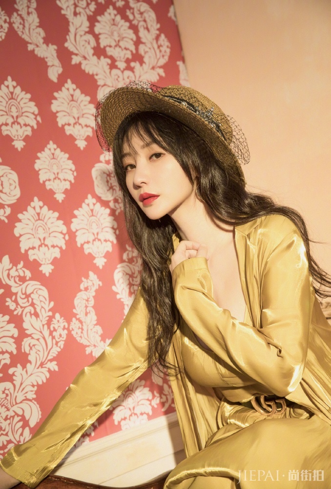 柳岩穿金色吊带睡衣拍写真，展现成熟女性的魅力