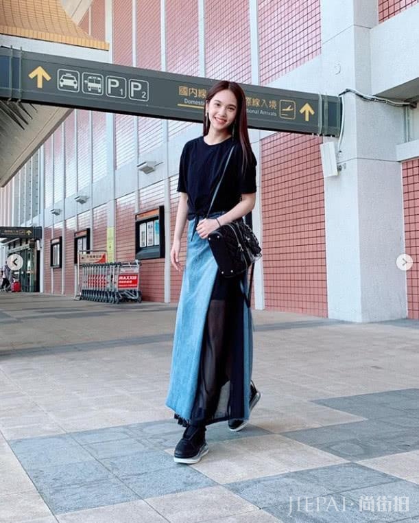 杨丞琳被求婚后现身机场满脸幸福，频撩秀发长腿很抢镜
