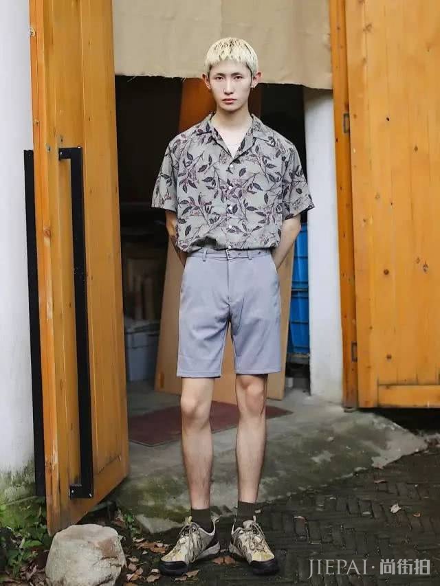 把Tee扎裤子里，不仅是显腿长