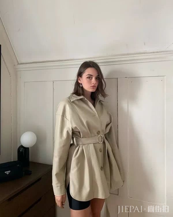 没其他原因，这位法国时尚博主穿衣好看全是因为“颜美人瘦”四个字