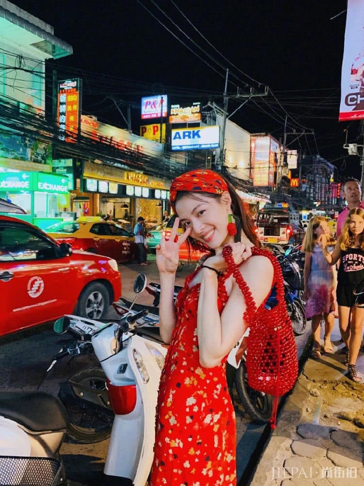 钟楚曦泰国度假,穿碎花装背串珠包尽显法式浪漫