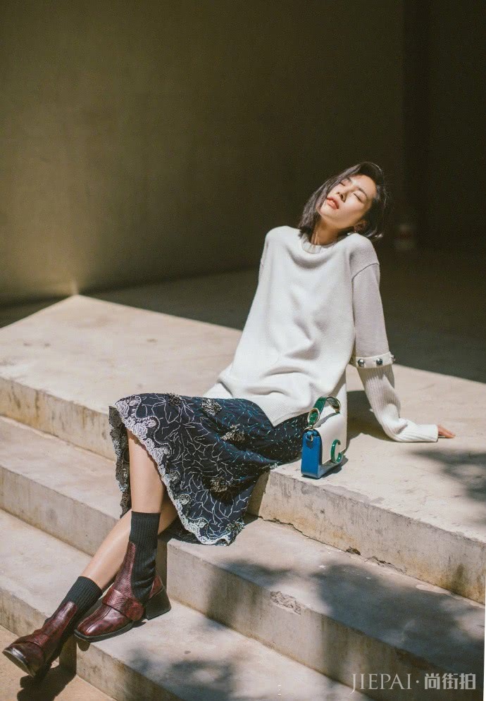 刘雯男友长裤走复古风,碎花纽扣上衣考验颜值