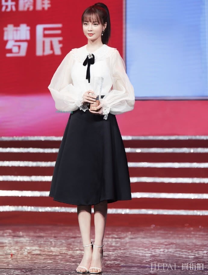 沈梦辰穿湖蓝色长裙出席，气场十足