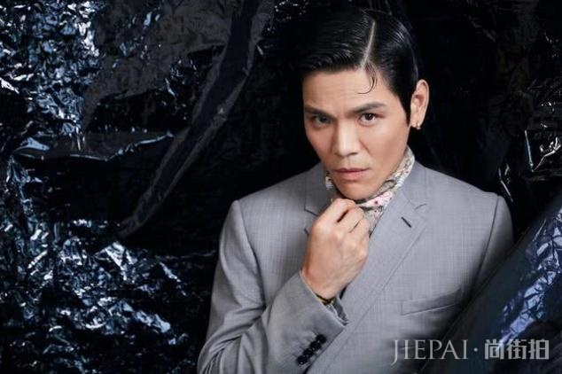 郭碧婷罕见主动秀恩爱,晒与向佐参加活动照,两人亲密合拍超恩爱