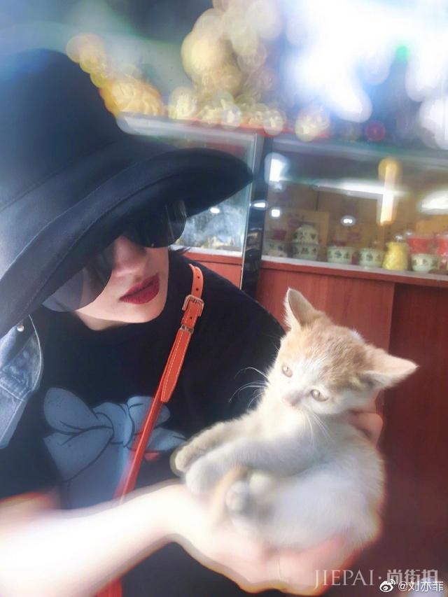 刘亦菲晒照,身材消瘦颜值超高,网友:误以为和杨幂baby旅行