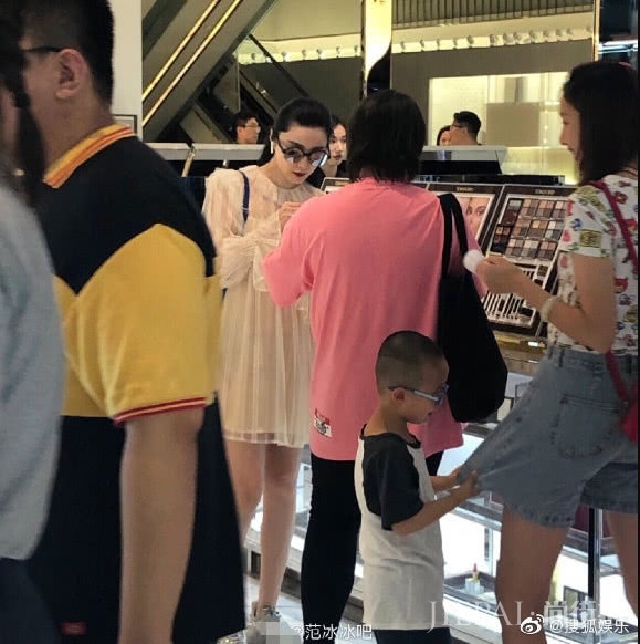 范冰冰上街买口红被偶遇,裙子配运动鞋活力十足