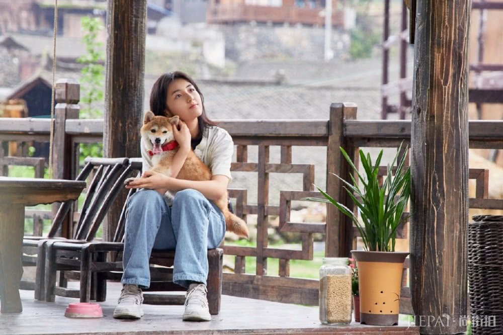 张子枫向往的生活上热搜，私服穿搭有品位