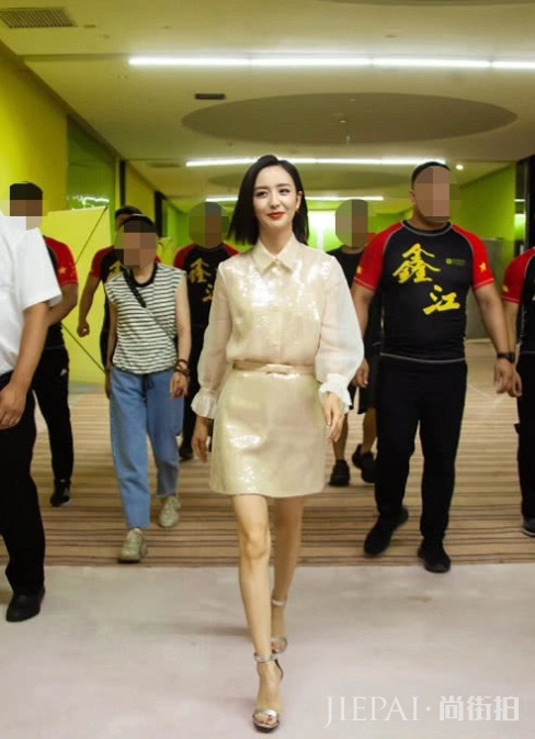 佟丽娅无修近照曝光,走路带风气场强大,却被指皱纹增多变老气?