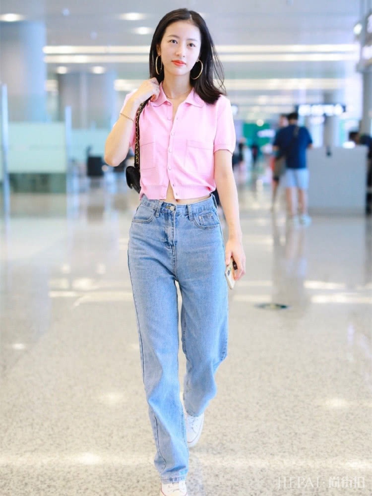 周雨彤多解了颗扣子，居然连Polo衫都变高级了