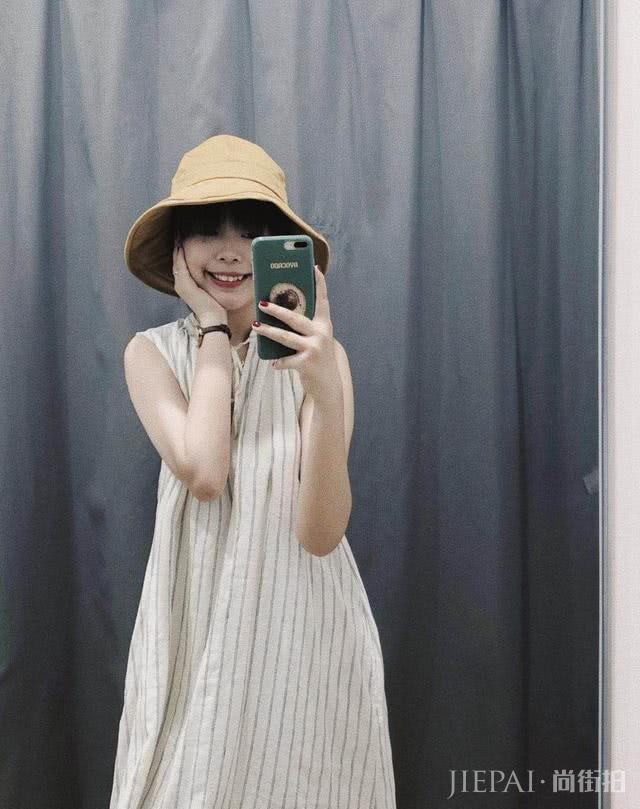 优衣库基本款连衣裙怎么穿出时尚感？