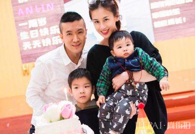 扬子大女儿杨海润近照,自豪发文:你长大,我没变老,真好
